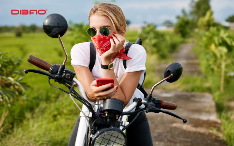 Bạn nên giữ bình tĩnh khi bị xử phạt do lỗi sử dụng điện thoại khi lái xe máy